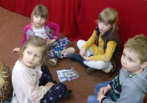 Czwórka dzieci, która właśnie ułożyła puzzle.